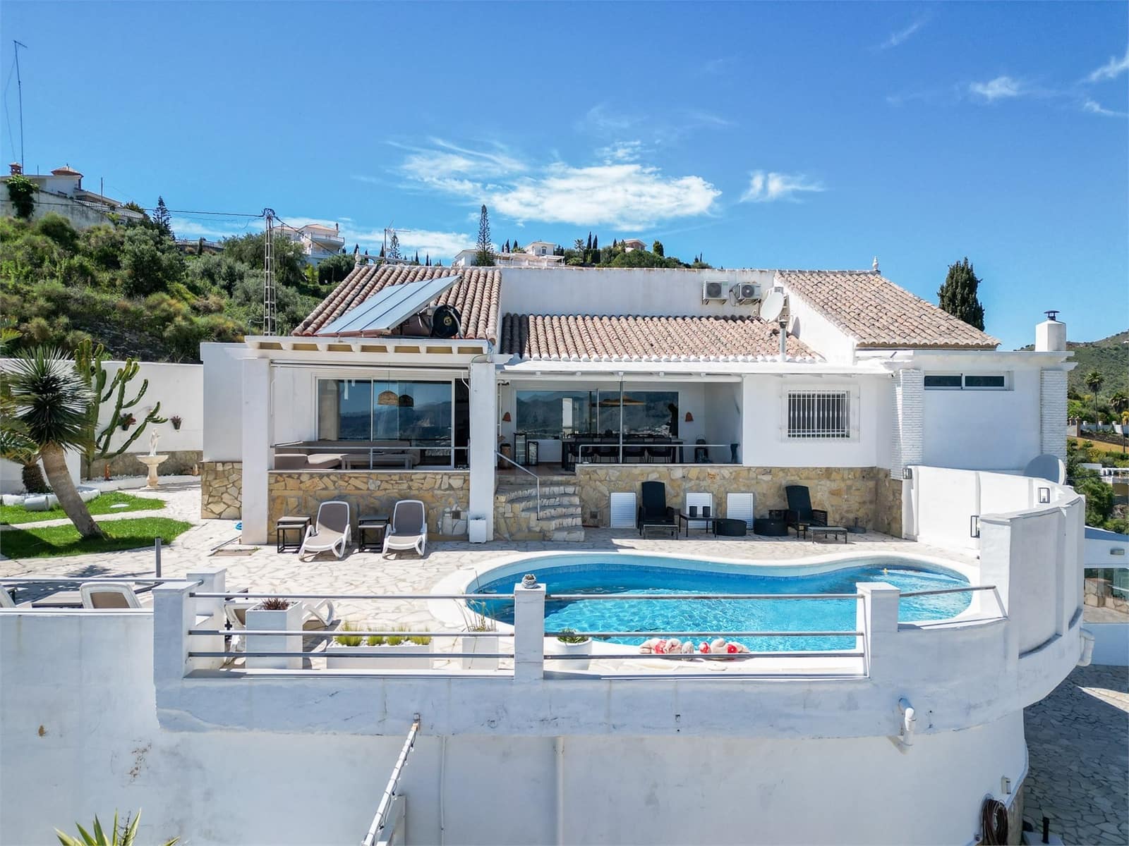 14 bedroom Villa for sale in Torrox with pool garage - € 1,250,000 (Ref: 9976381)