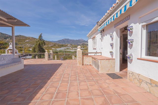 Villa for sale in Avda Pescia - Ctra de Frigiliana, Nerja with pool - € 995,000 (Ref: 9976384)