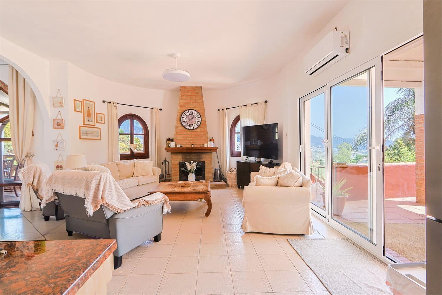 Villa for sale in Nerja with pool - € 875,000 (Ref: 9976385)