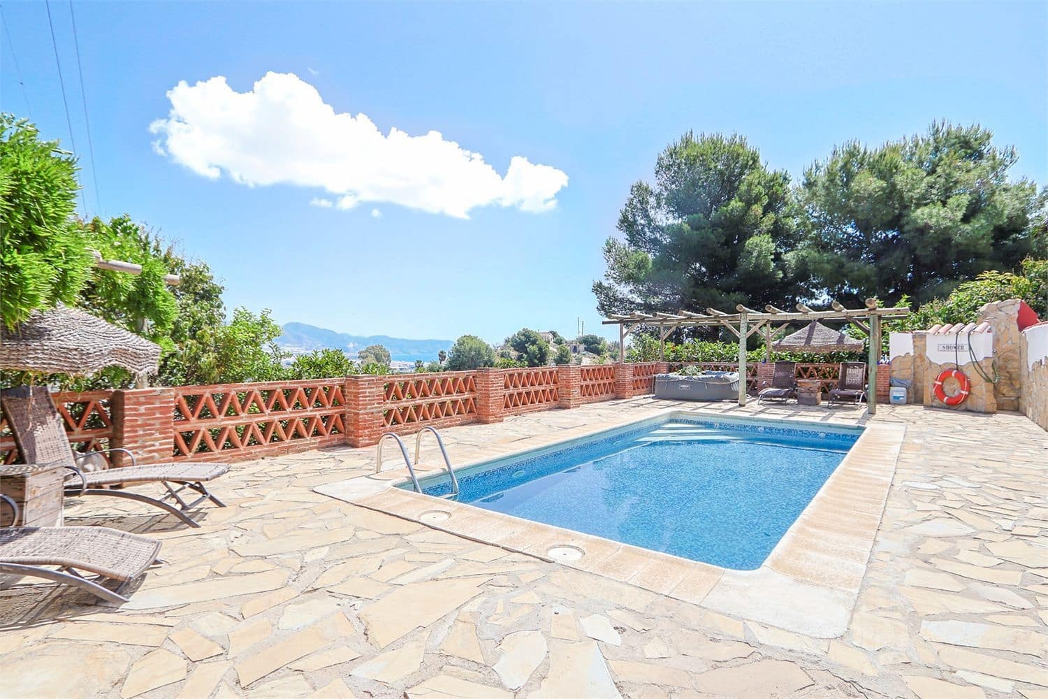 Villa for sale in Nerja with pool - € 875,000 (Ref: 9976385)