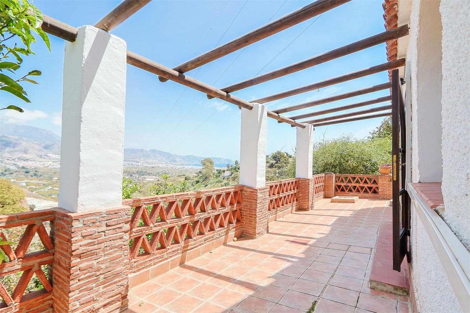 Villa for sale in Nerja with pool - € 875,000 (Ref: 9976385)