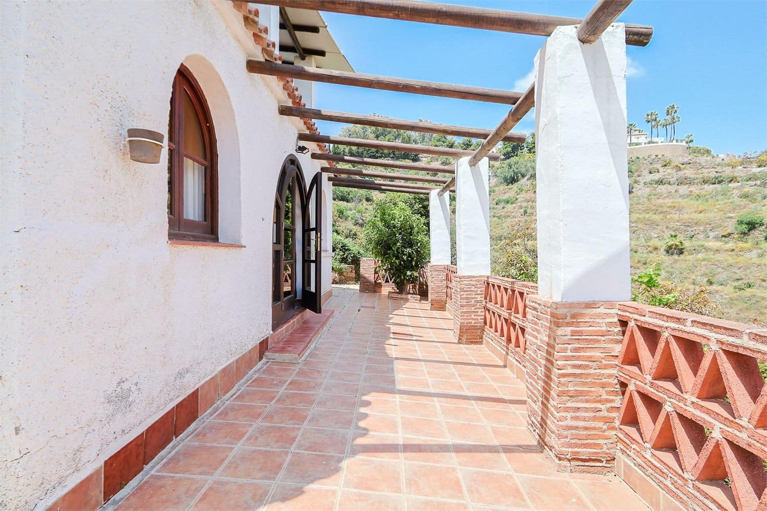 Villa for sale in Nerja with pool - € 875,000 (Ref: 9976385)