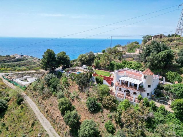 Willa na sprzedaż w Chaparil - Torrecilla - Punta Lara, Nerja z basenem - 875 000 € (Ref: 9976385)