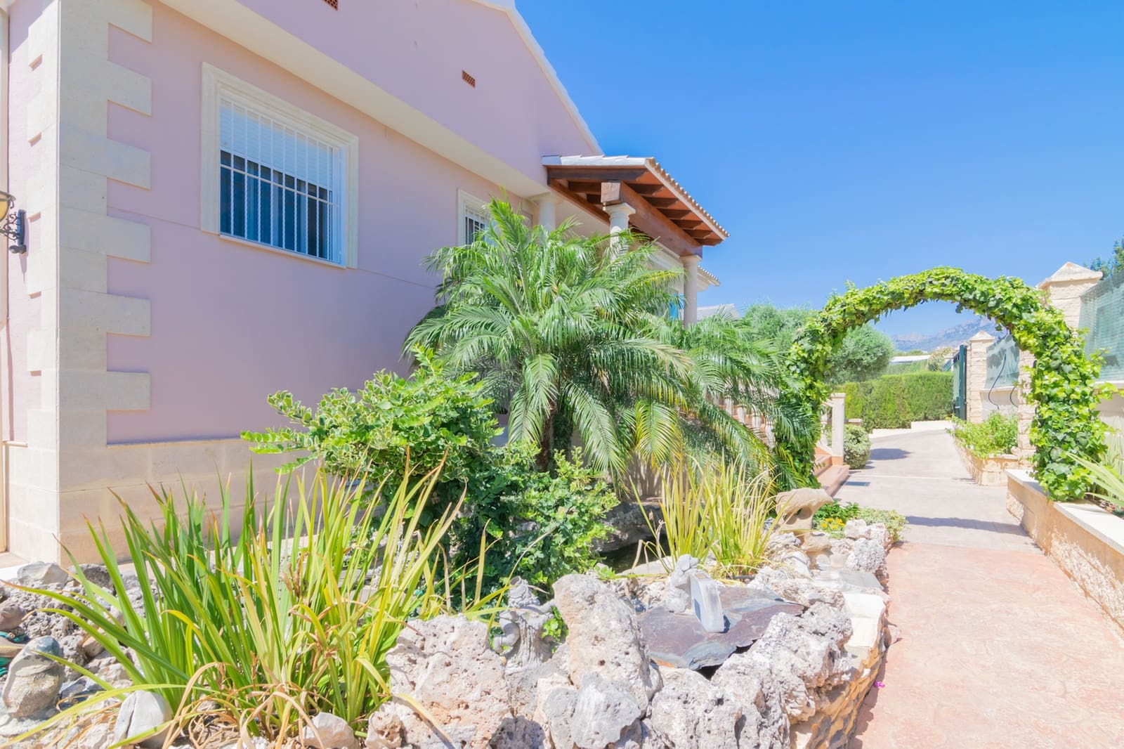 7 bedroom Villa for sale in Alfaz del Pi / L'Alfas del Pi with pool - € 811,000 (Ref: 8215136)