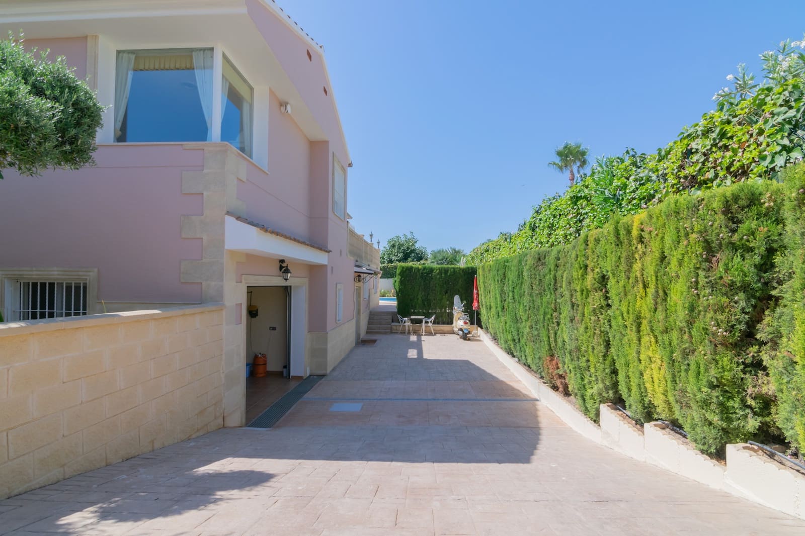 7 bedroom Villa for sale in Alfaz del Pi / L'Alfas del Pi with pool - € 811,000 (Ref: 8215136)