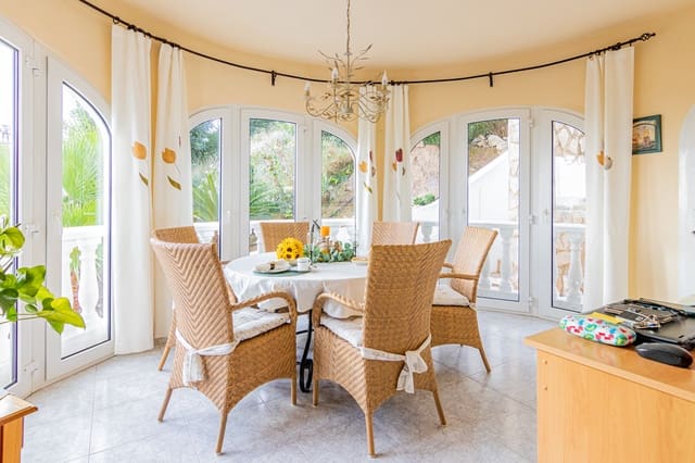 Chalet de 4 habitaciones en La Nucia en venta con piscina - 595.000 € (Ref: 8215138)