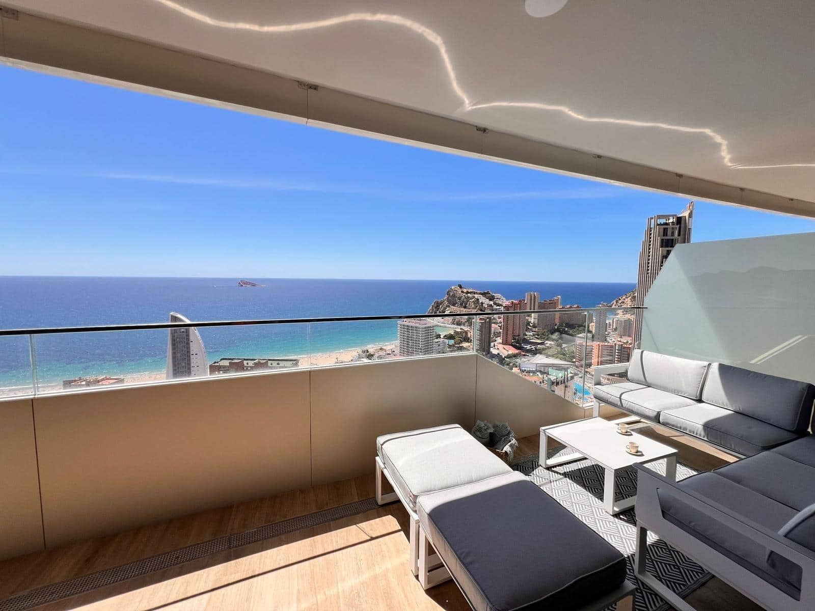 3 bedroom Apartment for sale in Benidorm with pool - € 879,000 (Ref: 8563185)