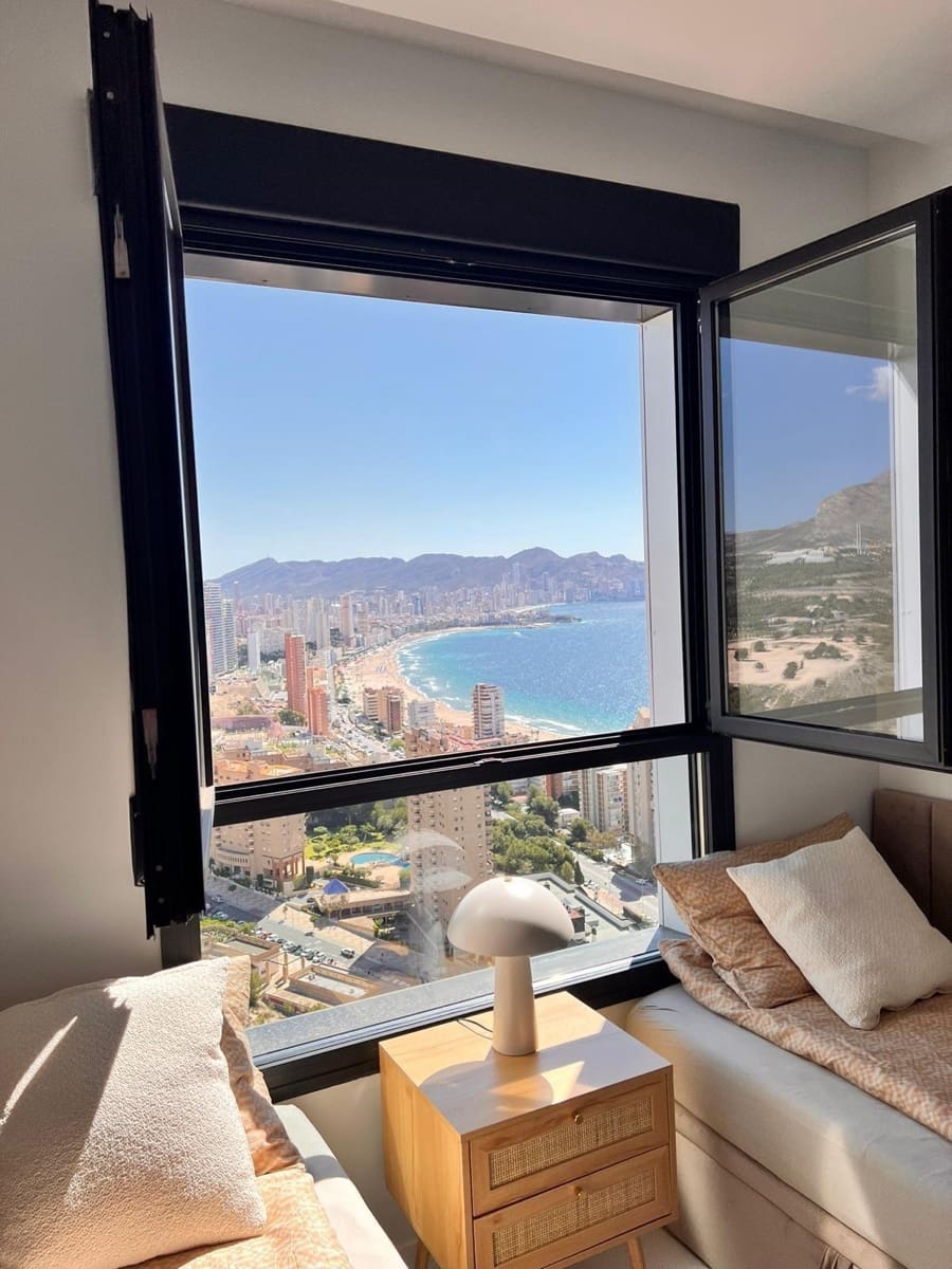 3 bedroom Apartment for sale in Benidorm with pool - € 879,000 (Ref: 8563185)