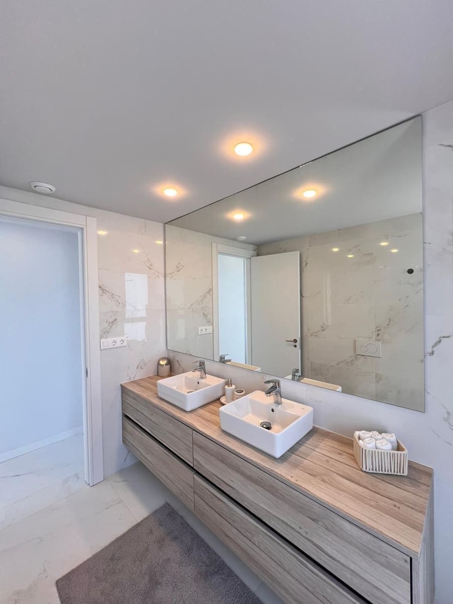 3 bedroom Apartment for sale in Benidorm with pool - € 879,000 (Ref: 8563185)