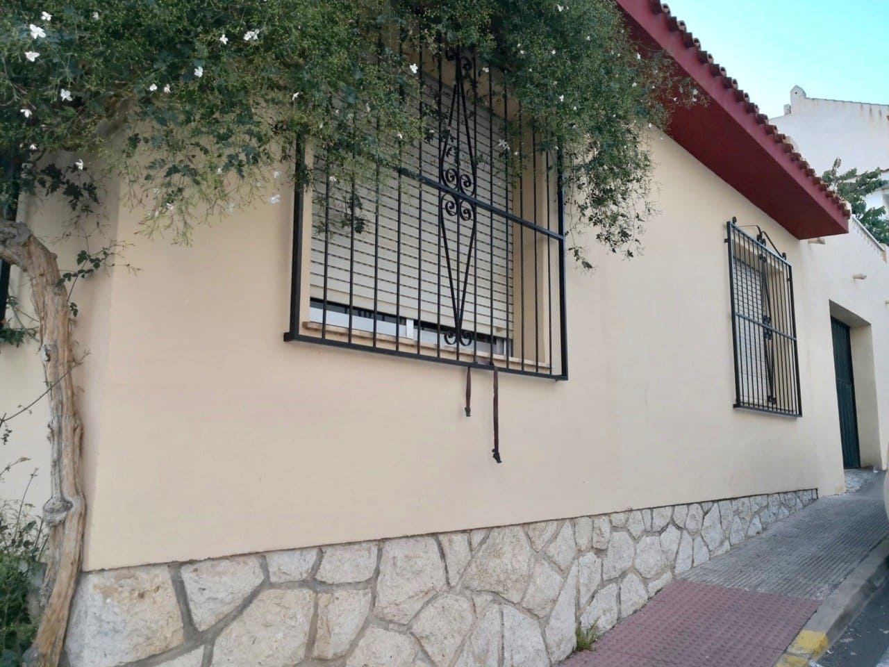 4 bedroom Villa for sale in La Nucia with garage - € 418,000 (Ref: 8766048)