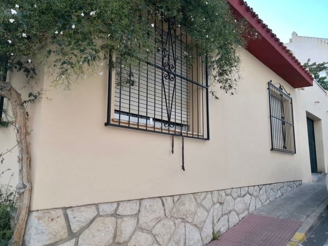 Chalet de 4 habitaciones en La Nucia en venta con garaje - 418.000 € (Ref: 8766048)