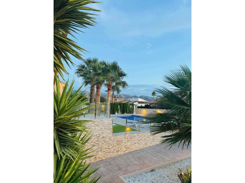 Chalet de 4 habitaciones en Alfaz del Pi / L'Alfàs del Pi en venta - 1.195.000 € (Ref: 8922741)