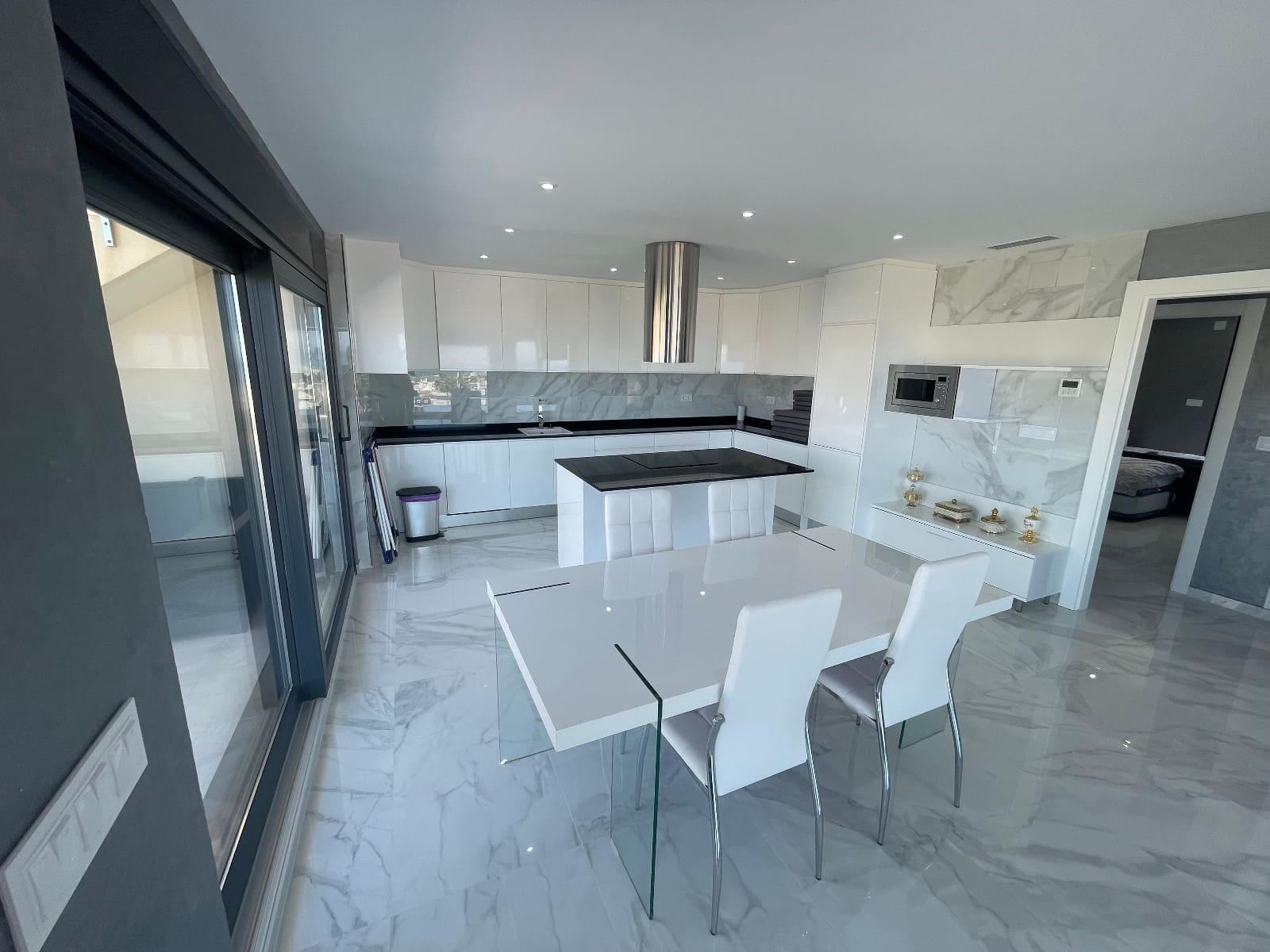 5 bedroom Villa for sale in Torrevieja - € 1,140,000 (Ref: 8958201)