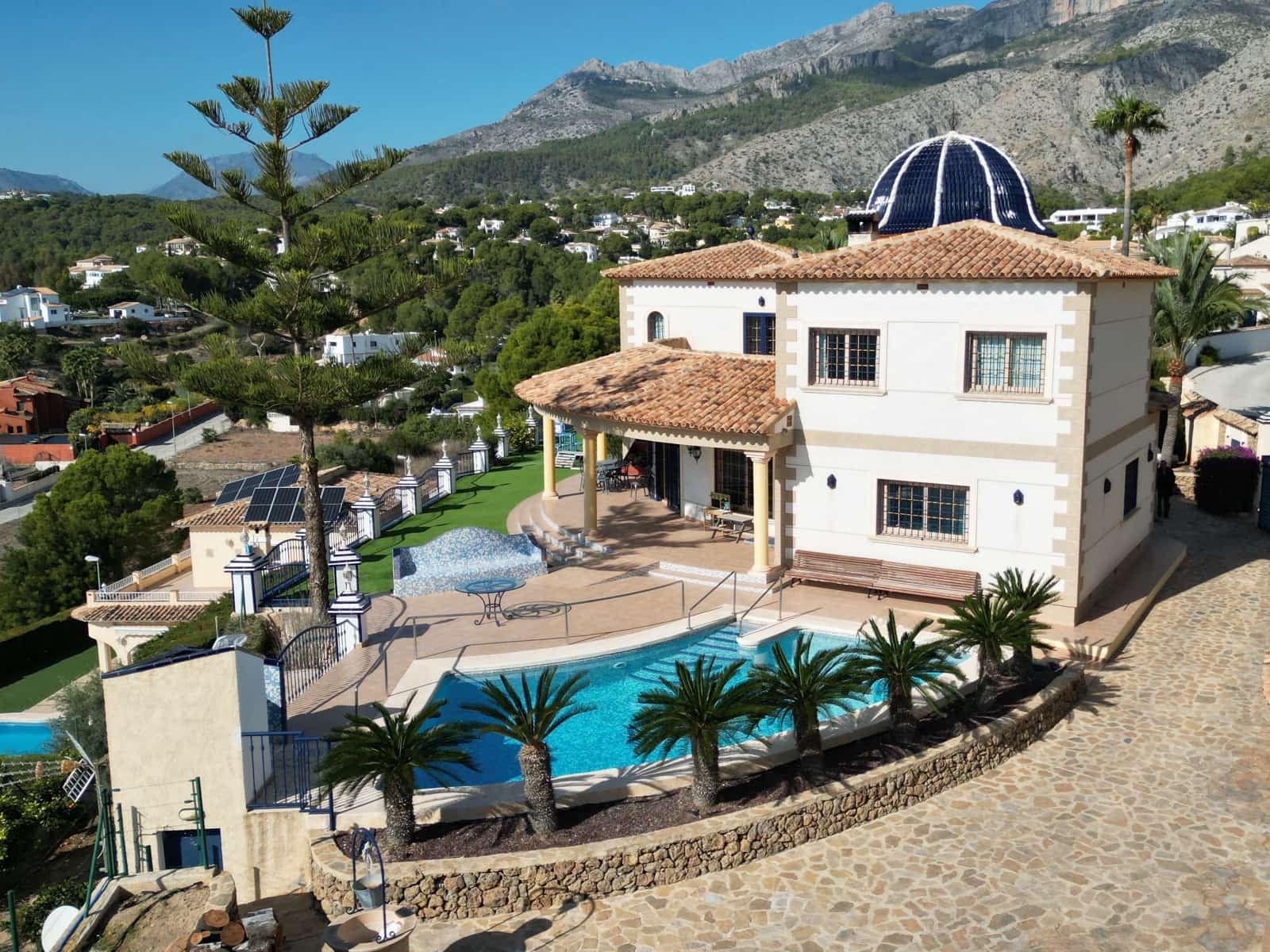 6 bedroom Villa for sale in Altea la Vella with pool - € 1,990,000 (Ref: 9516668)
