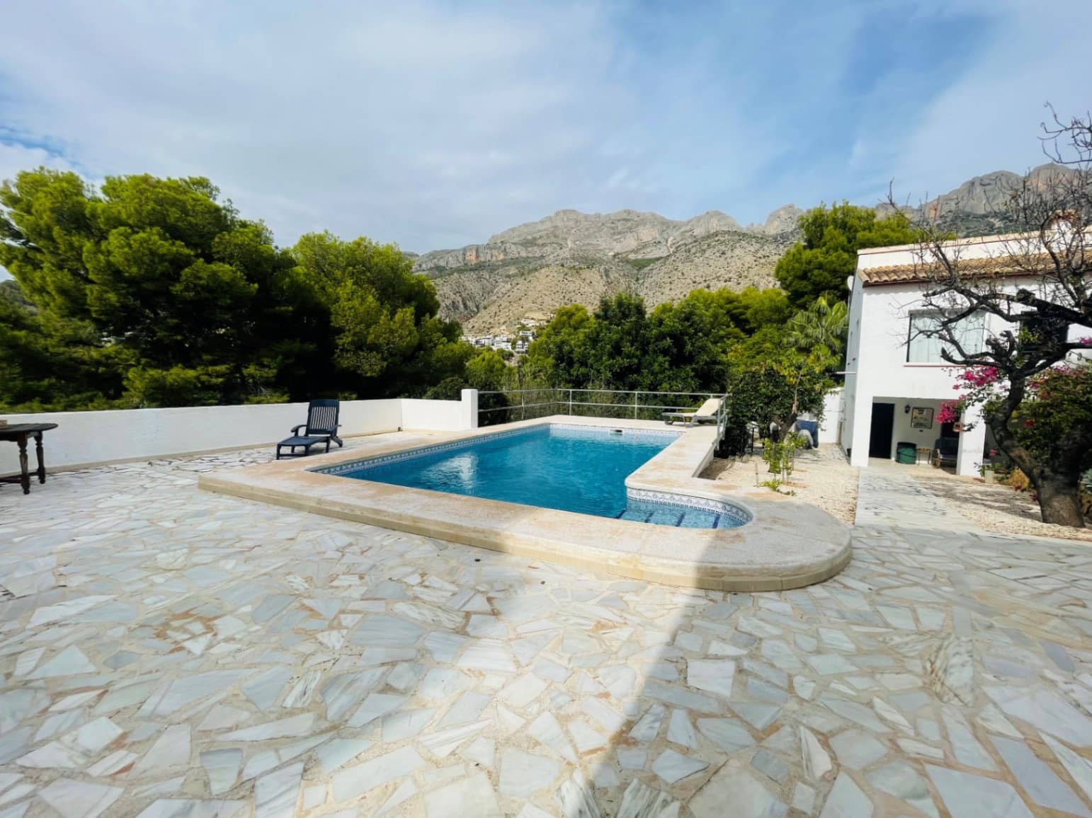 6 bedroom Villa for sale in Altea with pool garage - € 740,000 (Ref: 9517823)