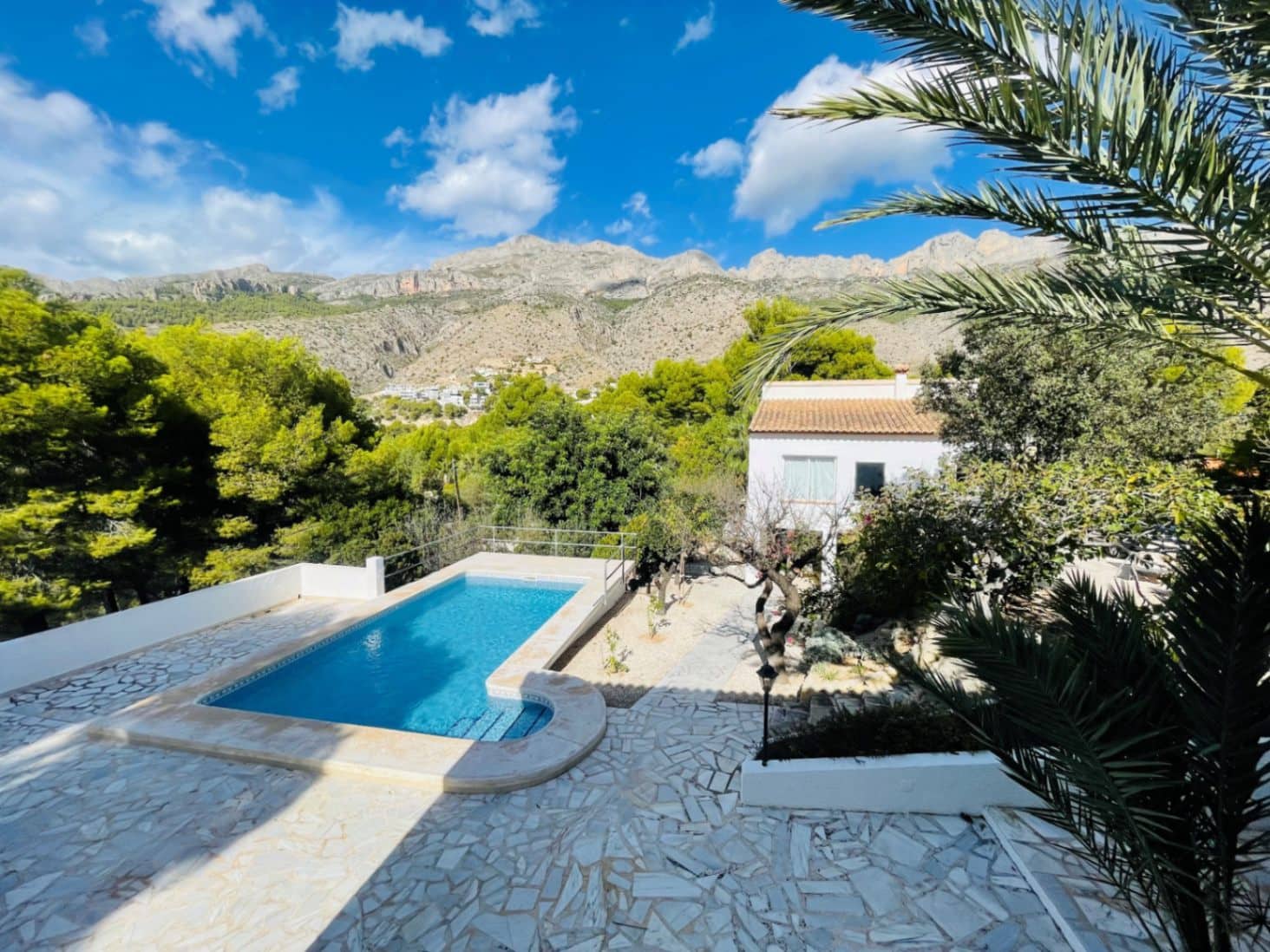6 bedroom Villa for sale in Altea with pool garage - € 740,000 (Ref: 9517823)