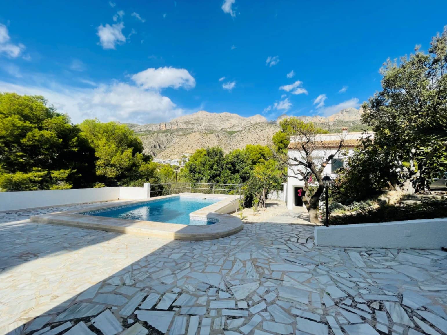 6 bedroom Villa for sale in Altea with pool garage - € 740,000 (Ref: 9517823)