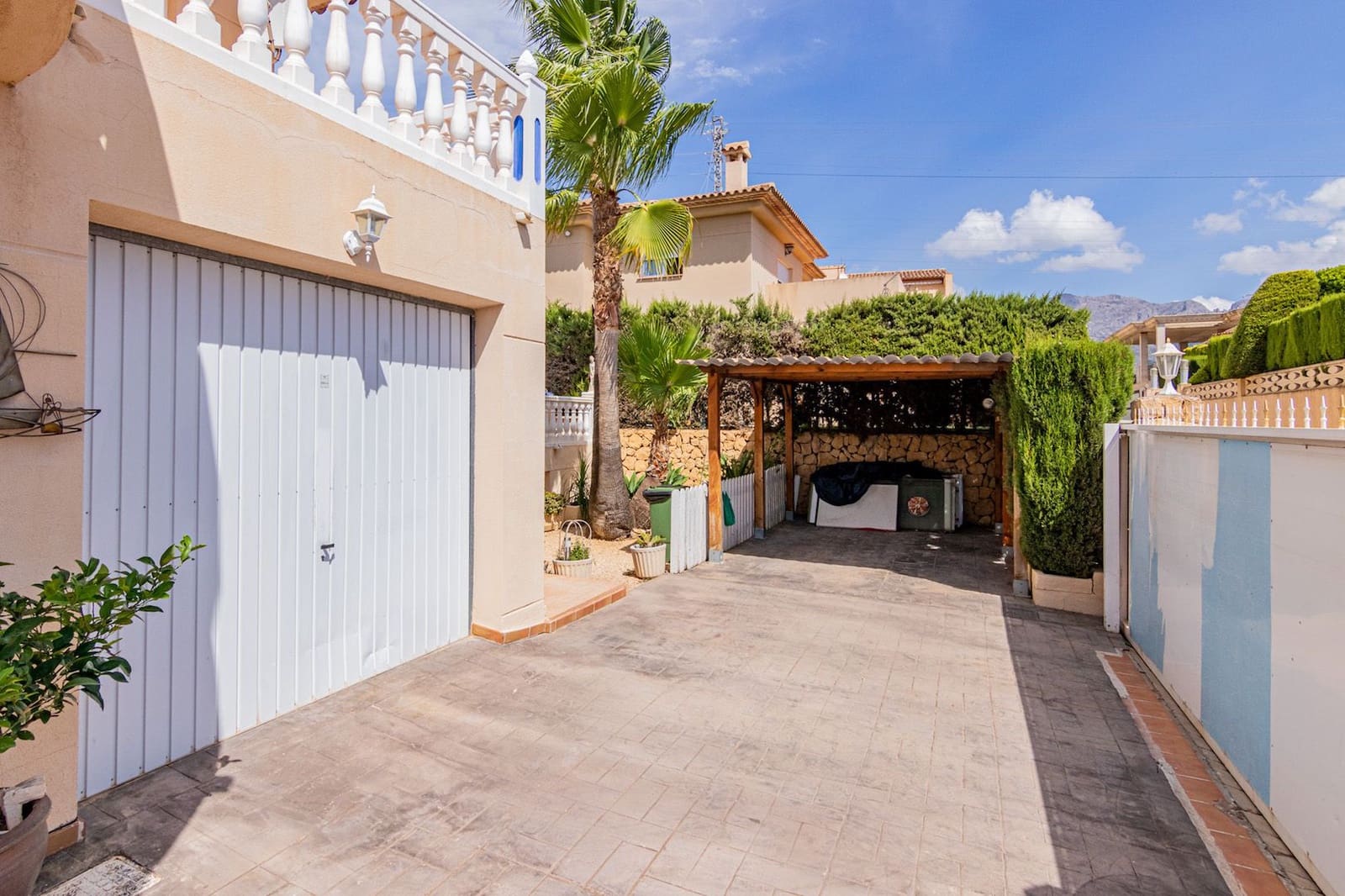 3 bedroom Villa for sale in La Nucia with pool - € 530,000 (Ref: 9517839)