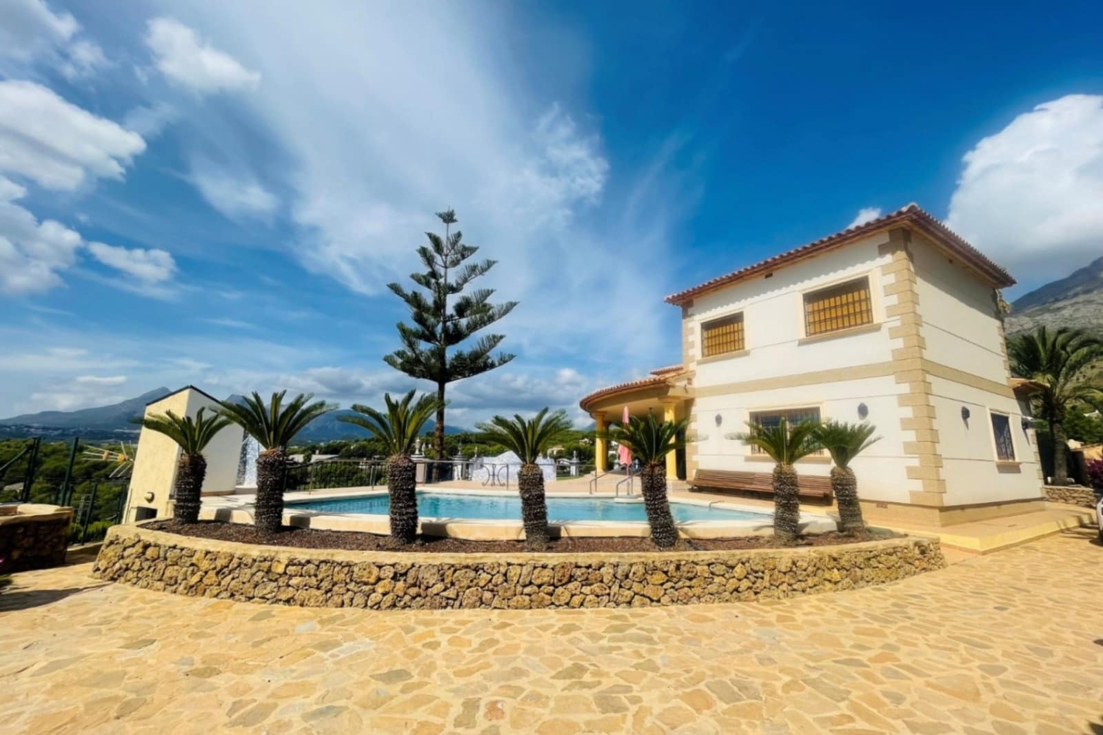 6 bedroom Villa for sale in Altea with pool garage - € 1,800,000 (Ref: 9765681)