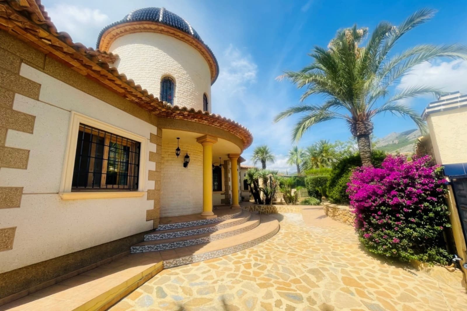 6 bedroom Villa for sale in Altea with pool garage - € 1,800,000 (Ref: 9765681)