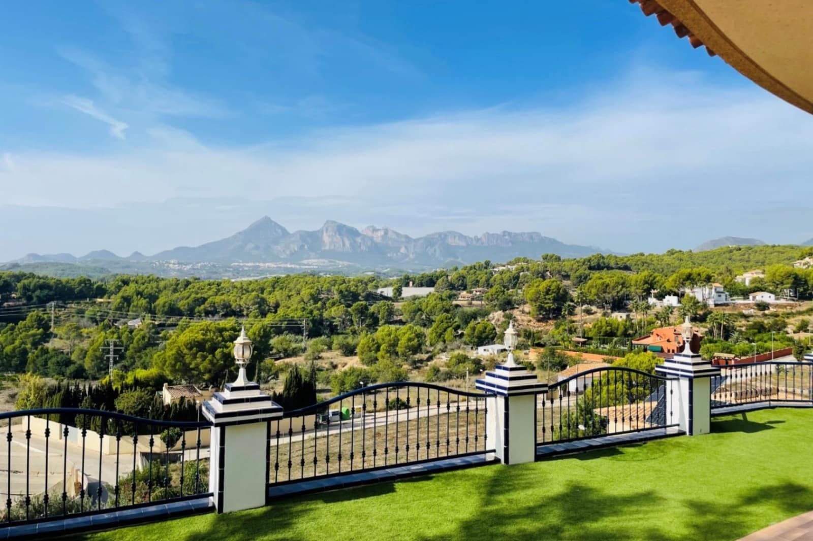 6 bedroom Villa for sale in Altea with pool garage - € 1,800,000 (Ref: 9765681)