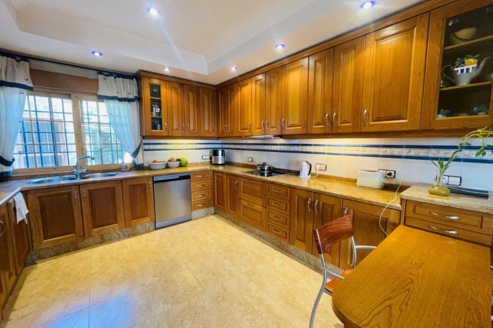 6 bedroom Villa for sale in Altea with pool garage - € 1,800,000 (Ref: 9765681)