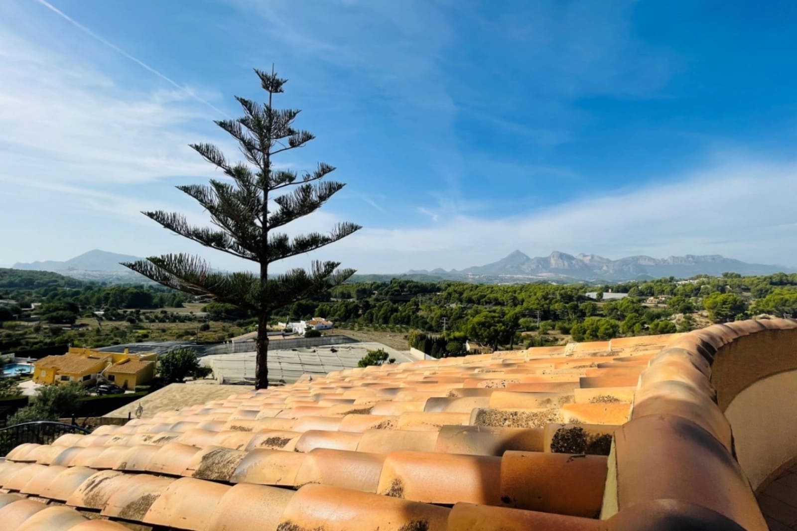 6 bedroom Villa for sale in Altea with pool garage - € 1,800,000 (Ref: 9765681)