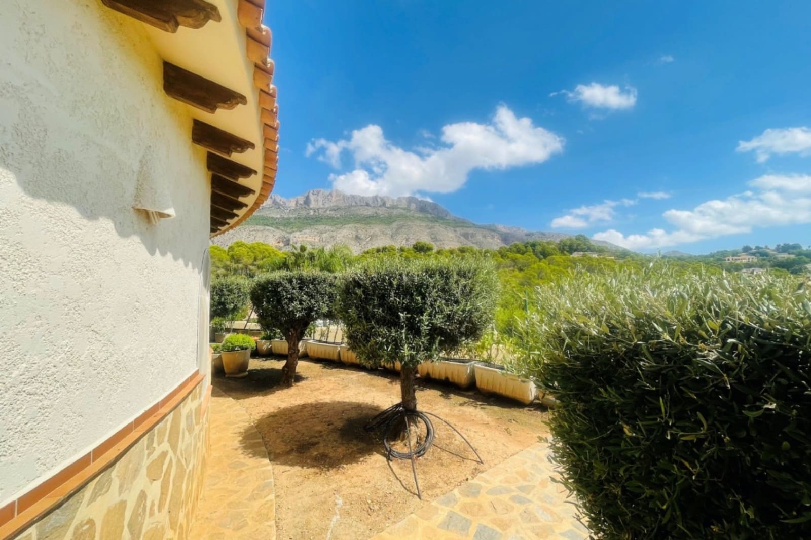 6 bedroom Villa for sale in Altea with pool garage - € 1,800,000 (Ref: 9765681)
