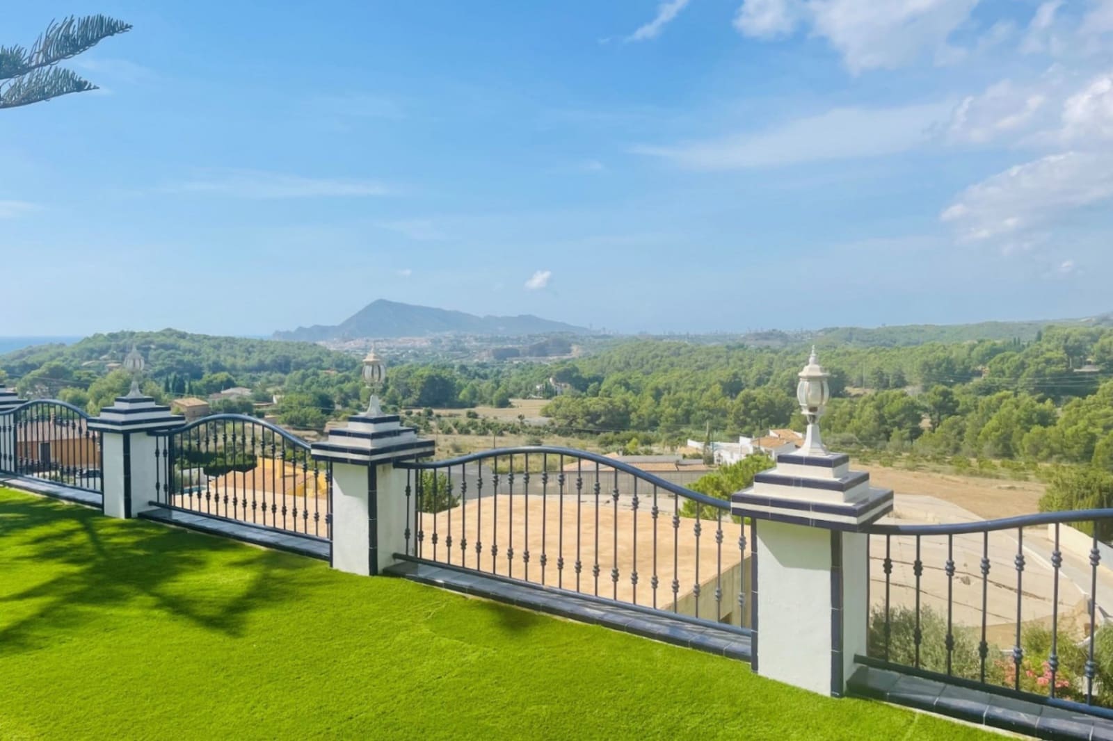 6 bedroom Villa for sale in Altea with pool garage - € 1,800,000 (Ref: 9765681)