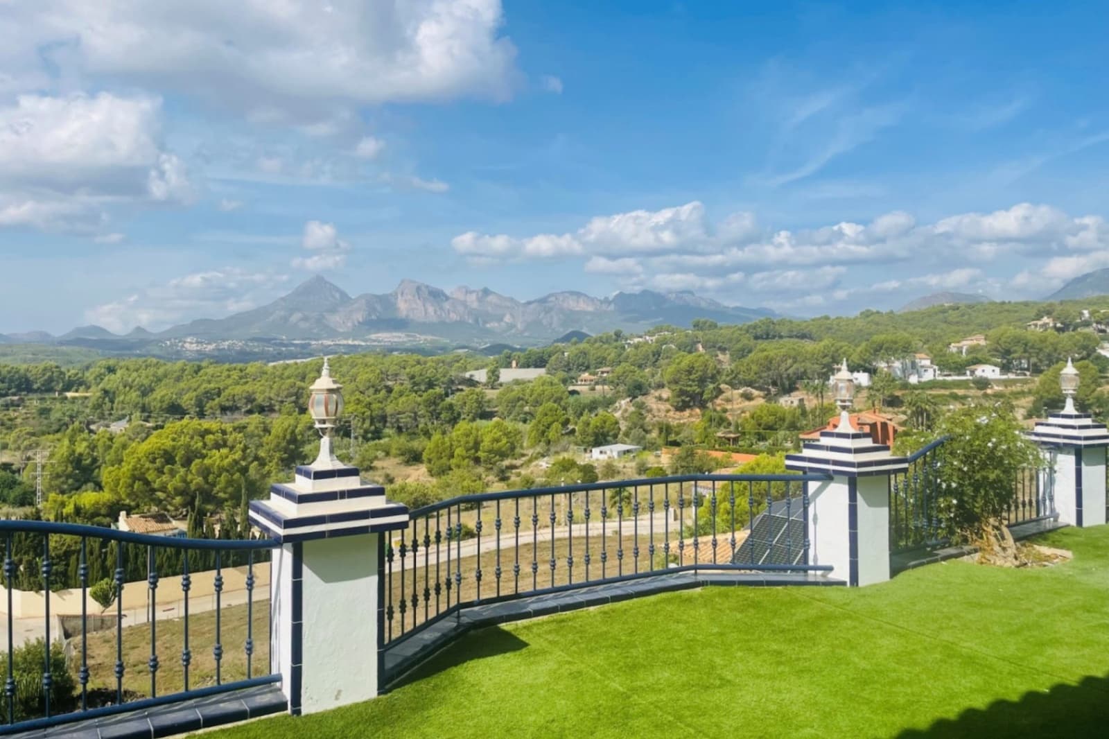 6 bedroom Villa for sale in Altea with pool garage - € 1,800,000 (Ref: 9765681)