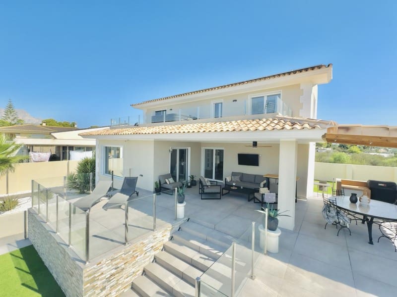 4 bedroom Villa for sale in Alfaz del Pi / L'Alfas del Pi with garage - € 1,195,000 (Ref: 9766720)