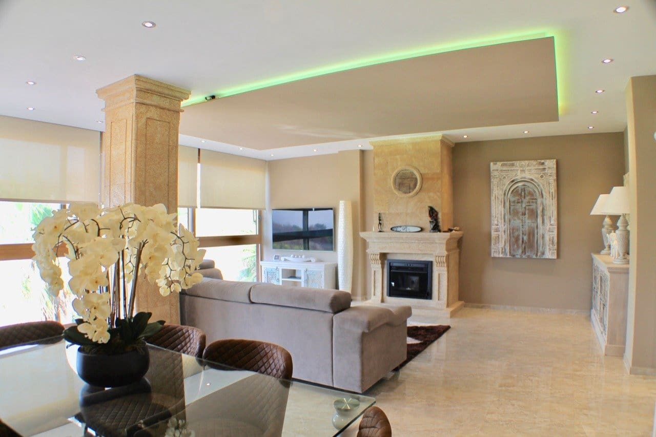 5 makuuhuone Huvila myytävänä paikassa La Nucia mukana uima-altaan 
autotalli - 1 300 000 € (Ref: 9766732)