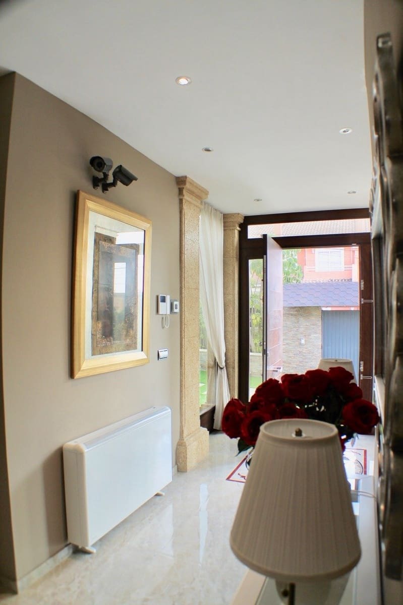 5 makuuhuone Huvila myytävänä paikassa La Nucia mukana uima-altaan 
autotalli - 1 300 000 € (Ref: 9766732)