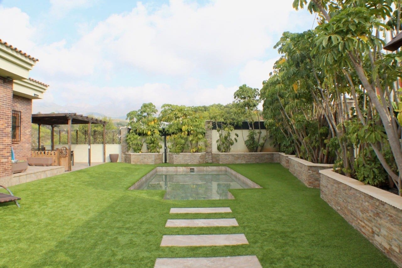 5 makuuhuone Huvila myytävänä paikassa La Nucia mukana uima-altaan 
autotalli - 1 300 000 € (Ref: 9766732)