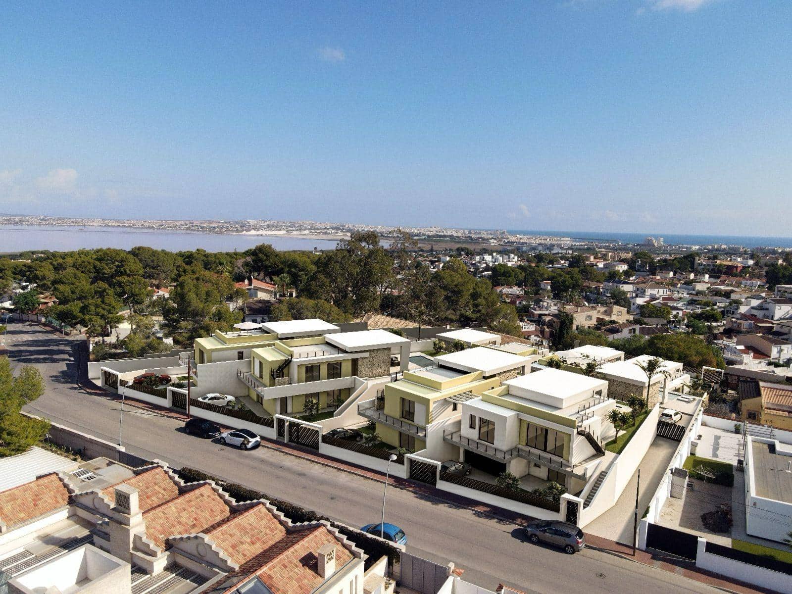 Chalet de 3 habitaciones en Torrevieja en venta con piscina - 700.000 € (Ref: 9862959)