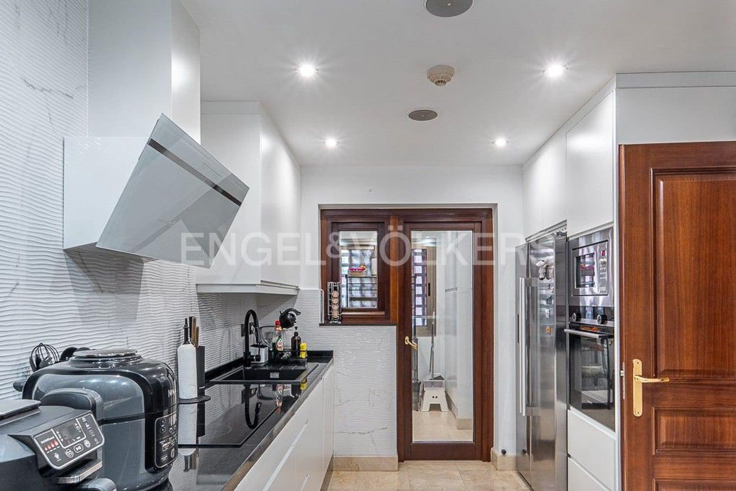 3 bedroom Apartment for sale in New Golden Mile with pool garage - € 1,495,000 (Ref: 9733475)