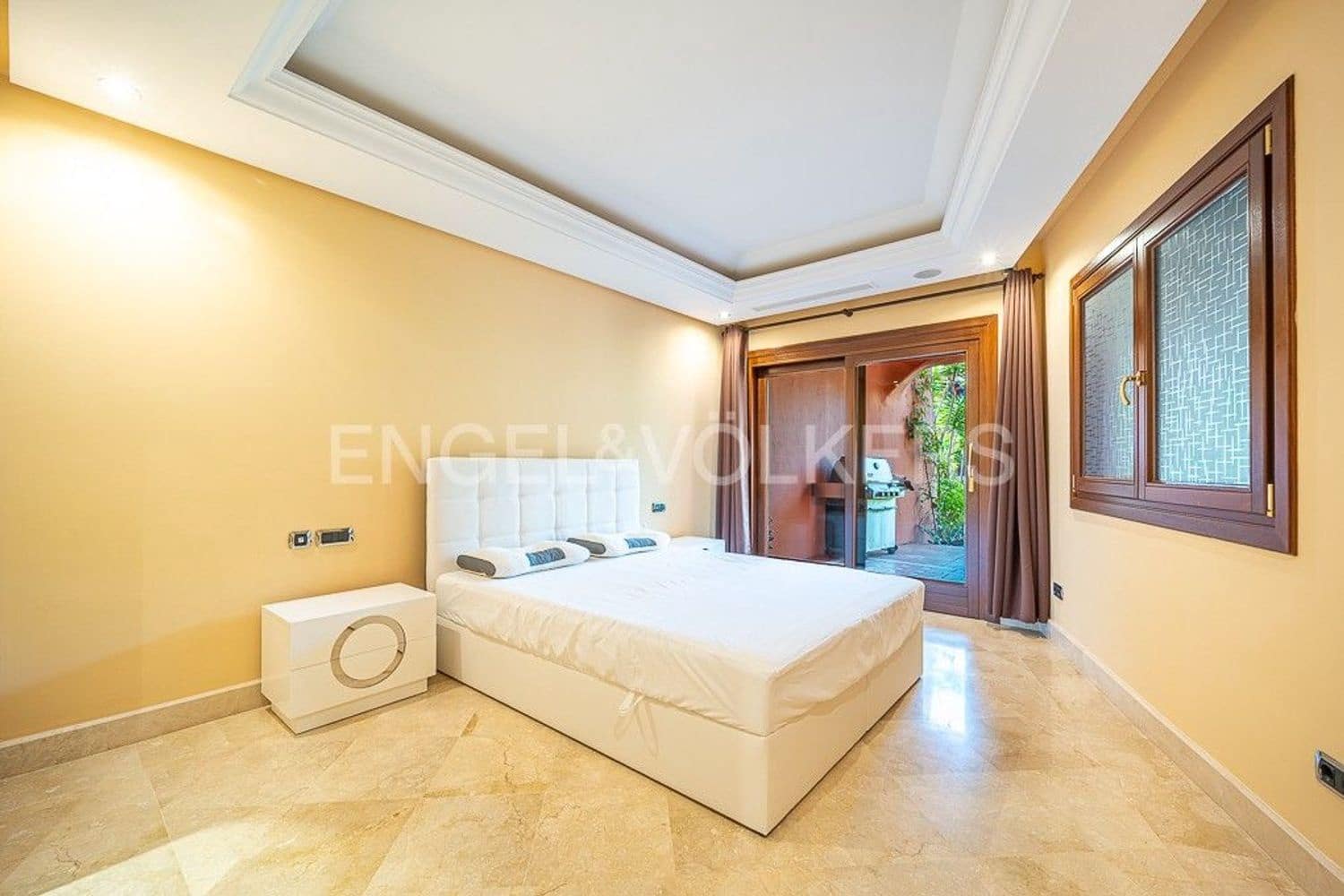 3 bedroom Apartment for sale in New Golden Mile with pool garage - € 1,495,000 (Ref: 9733475)
