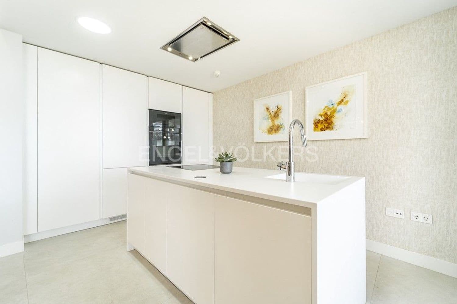 Apartamento de 3 habitaciones en Estepona en venta con piscina garaje - 1.150.000 € (Ref: 9733476)