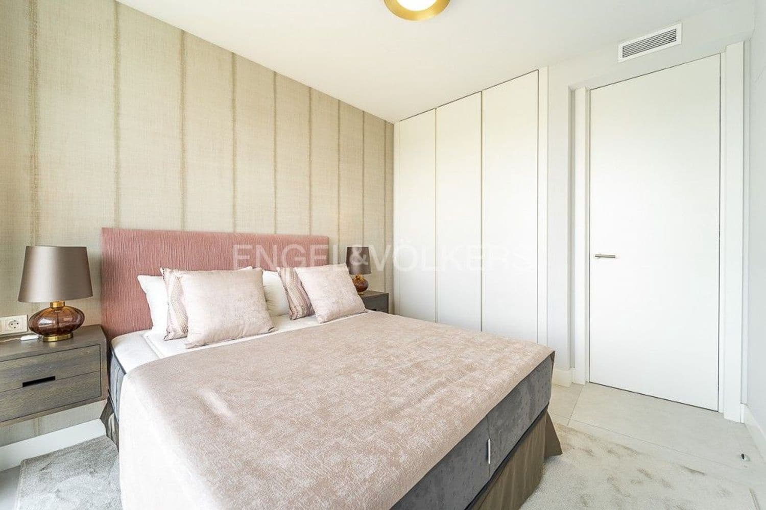 Apartamento de 3 habitaciones en Estepona en venta con piscina garaje - 1.150.000 € (Ref: 9733476)