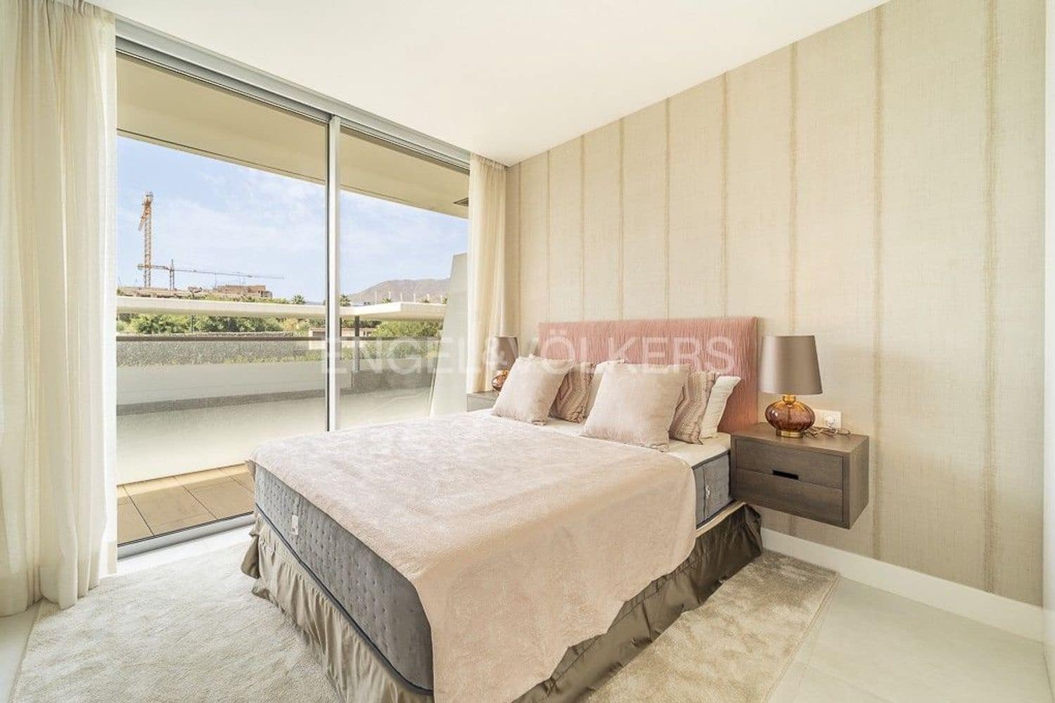 Apartamento de 3 habitaciones en Estepona en venta con piscina garaje - 1.150.000 € (Ref: 9733476)