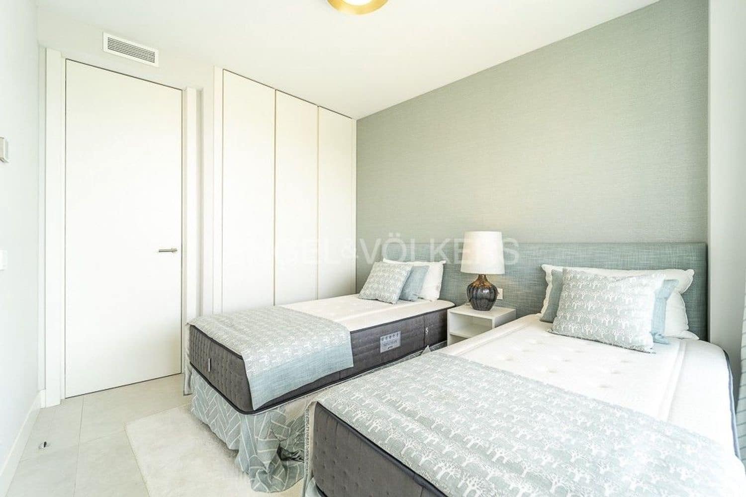 Apartamento de 3 habitaciones en Estepona en venta con piscina garaje - 1.150.000 € (Ref: 9733476)