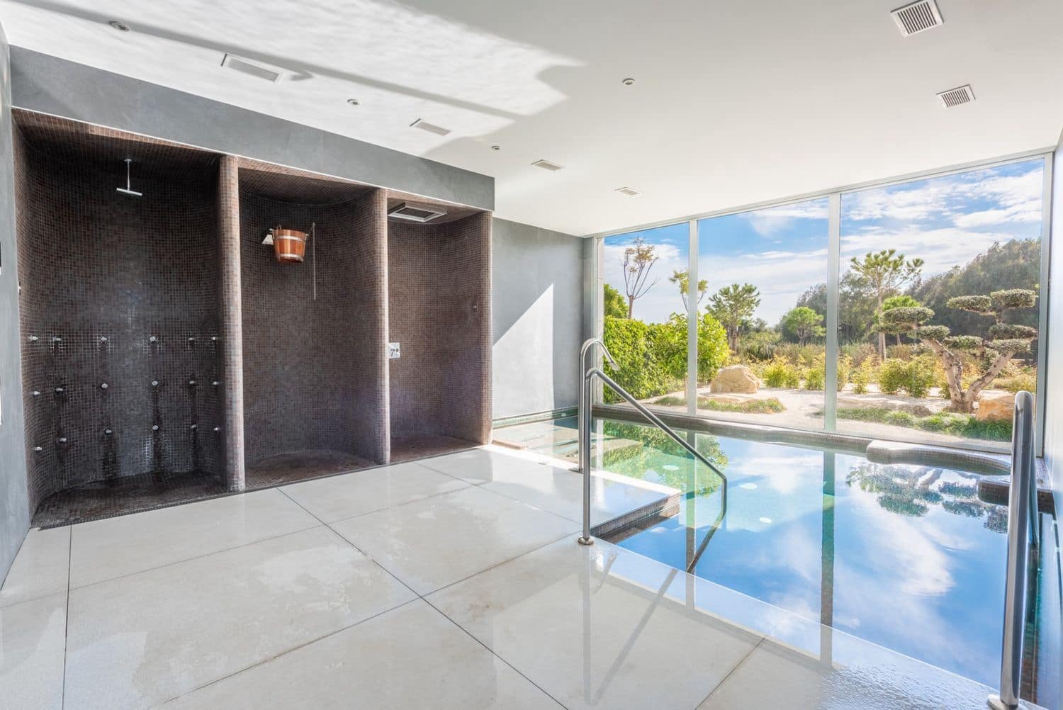 Apartamento de 3 habitaciones en Estepona en venta con piscina garaje - 1.150.000 € (Ref: 9733476)