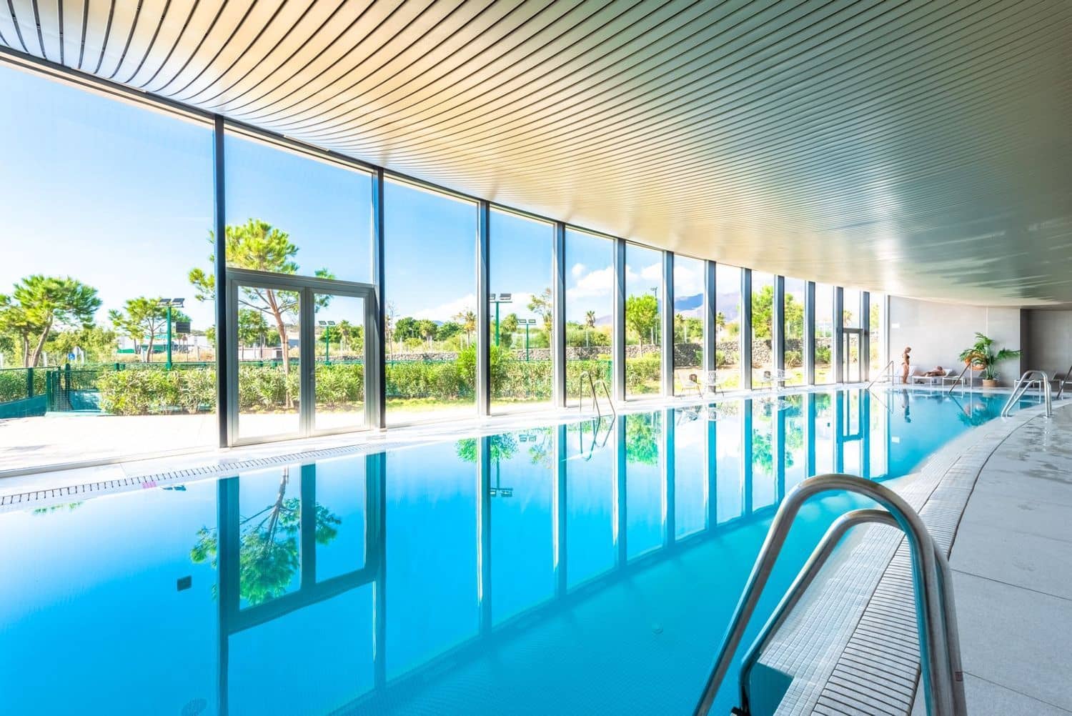 Apartamento de 3 habitaciones en Estepona en venta con piscina garaje - 1.150.000 € (Ref: 9733476)