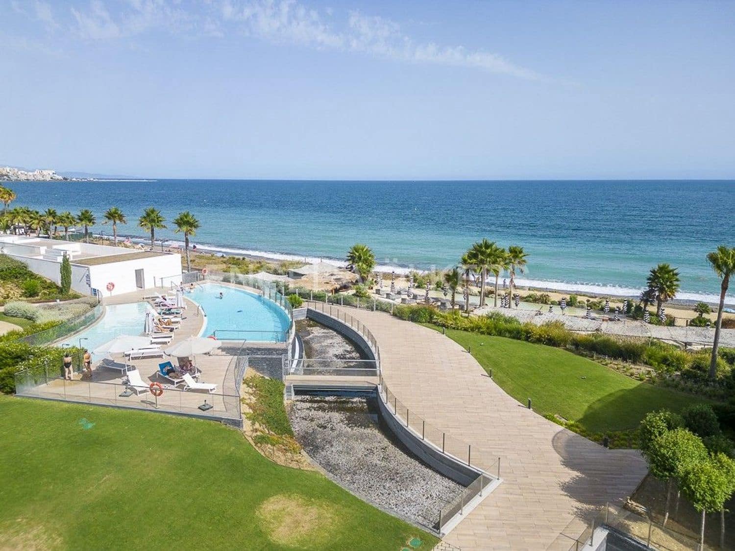 Apartamento de 3 habitaciones en Estepona en venta con piscina garaje - 1.150.000 € (Ref: 9733476)