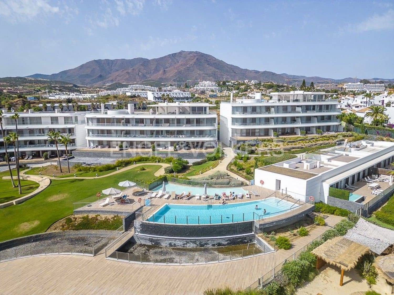 Apartamento de 3 habitaciones en Estepona en venta con piscina garaje - 1.150.000 € (Ref: 9733476)