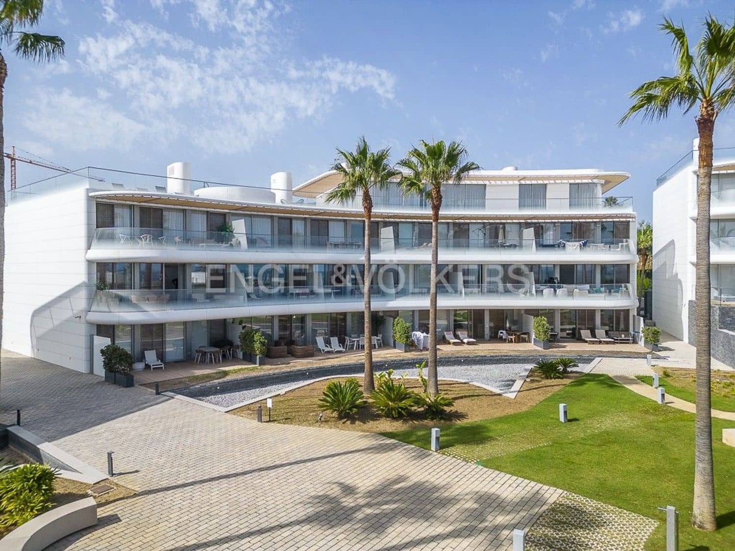 Apartamento de 3 habitaciones en Estepona en venta con piscina garaje - 1.150.000 € (Ref: 9733476)
