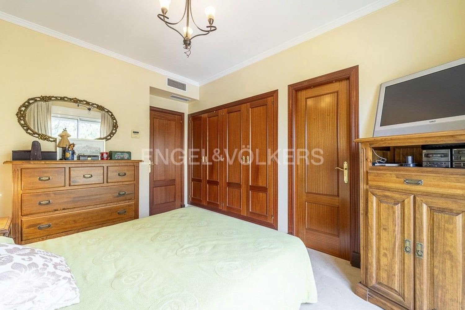 4 Zimmer Haus zu verkaufen in Estepona mit Garage - 695.000 € (Ref: 9733480)