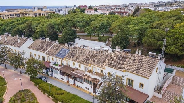 4 Zimmer Haus zu verkaufen in Zona Calvario, Estepona mit Garage - 695.000 € (Ref: 9733480)