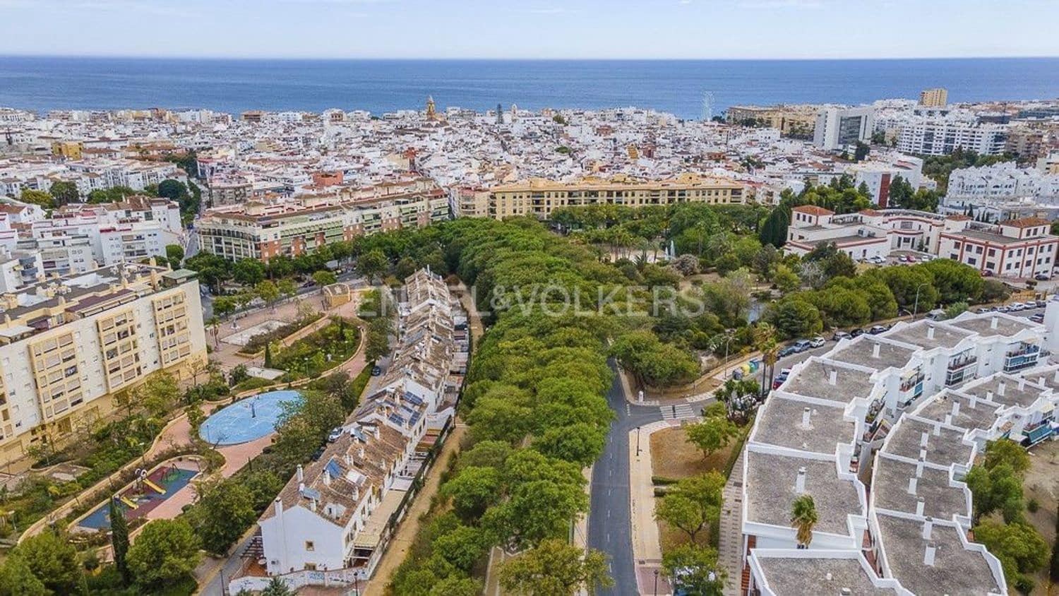 4 Zimmer Haus zu verkaufen in Estepona mit Garage - 695.000 € (Ref: 9733480)