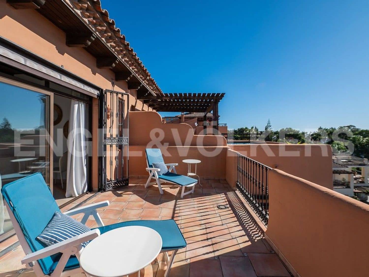 2 bedroom Apartment for sale in El Paraiso with pool garage - € 525,000 (Ref: 9733488)